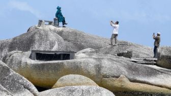 Sejumlah pengunjung berada di atas bongkahan batu granit di Alif Stone Park, Desa Sepempang, Kabupaten Natuna, Provinsi Kepulauan Riau, Senin (13/1). [ANTARA FOTO/M Risyal Hidayat]