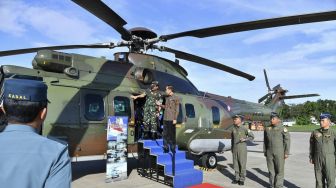 Presiden Joko Widodo Meninjau Helikopter Caracal