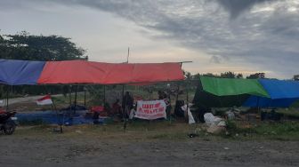 Cerita dari Tenda Warga Sumberagung yang Bersama Melindungi Gunung Salakan