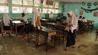 Sekolahnya Terendam Banjir, Siswa Dipulangkan Lebih Awal
