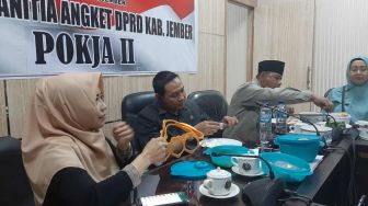 Prihatin Kondisi Suami, Istri Anggota DPRD Jember Bawakan Rantang Makanan