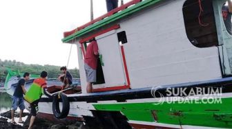 Penampakan Perahu yang Karam di Perairan Minajaya Sukabumi