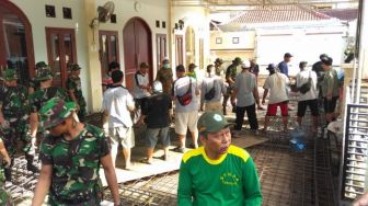 Warga dan TNI Gotong Royong Bangun Tempat Ibadah di Tabanan