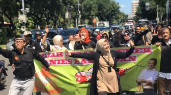 Demo Massa Pro dan Kontra Anies di Balai Kota Memanas, Saling Tunjuk