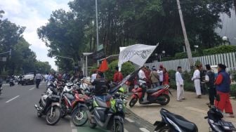 Pendemo Mulai Merangsek Balai Kota, Mau Tuntut Turunkan Anies