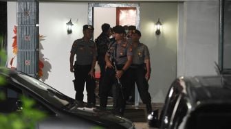 Anggota polisi berjaga saat penggeledahan Kantor KPU Pusat oleh penyidik KPK di Jakarta, Senin (13/1). [ANTARA FOTO/Akbar Nugroho Gumay]