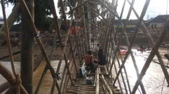 Korban Banjir Bandang Lebak Gotong Royong Bangun Jembatan Darurat