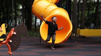 Sejumlah anak bermain di kawasan Taman Puring, Kebayoran Baru, Jakarta Selatan, Selasa (14/1). [Suara.com/Angga Budhiyanto] 