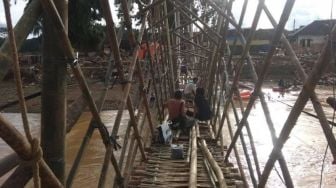 Korban Banjir Lebak Bangun Sendiri Jembatan Darurat, ke Mana Pemerintahnya?