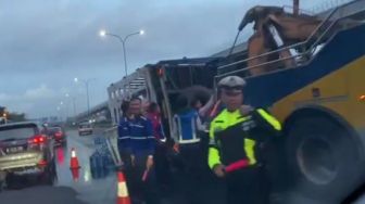 Kecelakaan Truk Galon Terguling, Tol Jagorawi Macet Pagi Ini