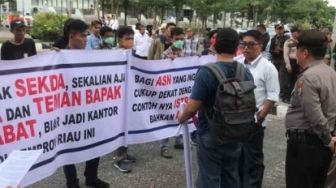 Massa Desak Gubri Syamsuar Batalkan SK Pelantikan Pejabat Eselon III dan IV