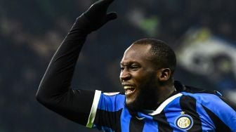 Pemain depan Inter Milan Romelu Lukaku merayakan golnya setelah mencetak gol pembuka selama pertandingan sepak bola Piala Italia (Coppa Italia) Inter Milan melawan Cagliari di Stadion Giuseppe Meaza, Milan, Italia, Rabu (15/01) dini hari WIB. [Miguel MEDINA / AFP]