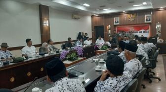 Manfaatkan Rapat Hak Angket, Guru dan PTT Jember Adukan Bupati ke Dewan