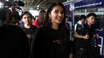 Maudy Koesnaedy saat berada di Stasiun Bogor, Jawa Barat, Rabu (15/1). [Suara.com/Angga Budhiyanto]   