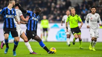 Pemain depan Inter Milan Romelu Lukaku menendang bola selama selama pertandingan sepak bola Piala Italia Coppa Italia Inter Milan melawan Cagliari di Stadion Giuseppe Meaza, Milan, Italia, Rabu (15/01) dini hari WIB. [Miguel MEDINA / AFP]