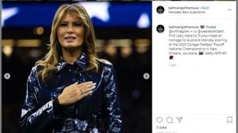 Hitam atau Biru? Warganet Tebak-tebakan Warna Mantel Melania Trump