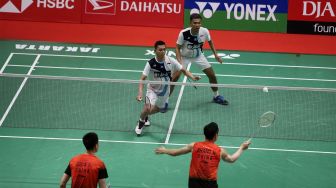 Pasangan Ganda Cina Ou Xuan Yi dan Zhang Nan mengembalikkan kok ke arah Pasangan Ganda Putra Indonesia Fajar Alfian dan Muhammad Rian Ardianto dalam babak kedua Daihatsu Indonesia Masters 2020 di Istora Senayan, Jakarta, Kamis (16/1). [Suara.com/Angga Budhiyanto]
