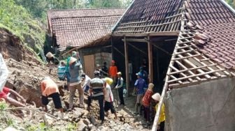 Satu Rumah di Gunungkidul Rusak Akibat Tanah Longsor