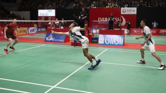 Pasangan Ganda Putra Indonesia Fajar Alfian dan Muhammad Rian Ardianto mengembalikkan kok ke arah Pasangan Ganda China Ou Xuan Yi dan Zhang Nan dalam babak kedua Daihatsu Indonesia Masters 2020 di Istora Senayan, Jakarta, Kamis (16/1). [Suara.com/Angga Budhiyanto]