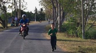 Viral Kisah Pemotor yang Membuntuti Anaknya saat Lomba Lari, Mengharukan