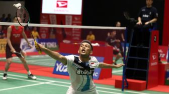 Pasangan Ganda Cina Ou Xuan Yi dan Zhang Nan mengembalikkan kok ke arah Pasangan Ganda Putra Indonesia Fajar Alfian dan Muhammad Rian Ardianto dalam babak kedua Daihatsu Indonesia Masters 2020 di Istora Senayan, Jakarta, Kamis (16/1). [Suara.com/Angga Budhiyanto]
