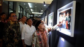 Ketua Umum PKB Muhaimin Iskandar melihat pameran foto satu dekade haul Gus Dur di di kantor DPP PKB, Jakarta, Rabu (15/1). [Suara.com/Oke Atmaja]
