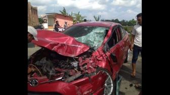 Sedan Ringsek Dihajar Truk Damkar, Warganet Beberkan Penyebabnya
