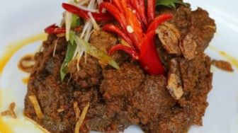 Rajin Makan Nasi Padang Disebut Cegah Corona, Warganet: Kolesterol Datang!