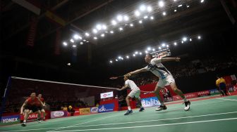 Pasangan Ganda Putra Indonesia Fajar Alfian dan Muhammad Rian Ardianto mengembalikkan kok ke arah Pasangan Ganda China Ou Xuan Yi dan Zhang Nan dalam babak kedua Daihatsu Indonesia Masters 2020 di Istora Senayan, Jakarta, Kamis (16/1). [Suara.com/Angga Budhiyanto]