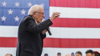 Profil Bernie Sanders, Politisi AS yang Memenya Diunggah Ridwan Kamil