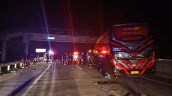 Kecelakaan Maut Bus Pariwisata 88 Trans Ringsek Gasak Truk di Tol Sragen