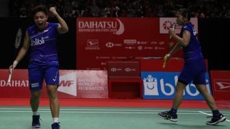 
Ekspresi pebulu tangkis ganda putri Indonesia Apriyani Rahayu dan Greysia Polii saat melawan pebulu tangkis ganda putri asal Jepang  Nami Matsuyama dan Chiharu Shida  dalam babak perempat final Daihatsu Indonesia Masters 2020 di Istora Senayan, Jakarta, Jumat (17/1).  [Suara.com/Angga Budhiyanto]