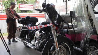 Petugas Kejaksaan Agung memeriksa barang bukti jenis motor Harley Davidson sitaan kasus korupsi PT Asuransi Jiwasraya (Persero) yang terpakir di Gedung Tindak Pidana Khusus, Kejaksaan Agung RI, Jakarta, Jumat (17/1).  [ANTARA FOTO/Reno Esnir]