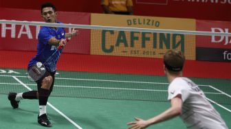 Pebulu tangkis tunggal putra Indonesia Jonatan Christie mengembalikan kok ke arah lawannya asal Denmak Anders Antonsen dalam babak perempat final Daihatsu Indonesia Masters 2020 di Istora Senayan, Jakarta, Jumat (17/1/2010). [Suara.com / Angga Budhiyanto]