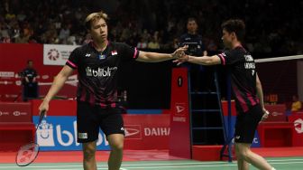 Ekspresi Marcus Fernaldi Gideon (kiri) dan Kevin Sanjaya Sukamuljo usai mengalahkan Pasangan Ganda China He Ji Ting dan Tan Qiang dalam babak kedua Daihatsu Indonesia Masters 2020 di Istora Senayan, Jakarta, Kamis (16/1). [Suara.com/Angga Budhiyanto]