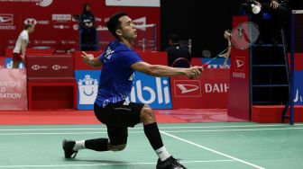 Pebulu tangkis tunggal Putra Indonesia Jonatan Christie mengembalikan shuttle kok ke arah pebulu tangkis tunggal Putra Taiwan Wang Tzu Wei dalam babak kedua Daihatsu Indonesia Master 2020 di Istora Senayan, Jakarta, Kamis (16/1). [Suara.com/Angga Budhiyanto] 
