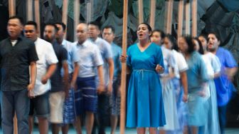 Aksi teaterikal pementasan Planet Sebuah Lament di Teater Jakarta, Taman Ismail Marzuki, Jakarta Pusat, Kamis (16/01). [Suara.com/Alfian Winanto]