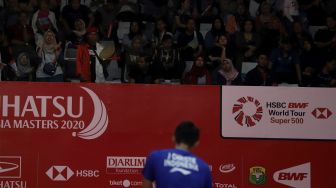 Sejumlah penonton memberi semangat kepada pebulu tangkis tunggal putra Indonesia, Jonatan Christie, usai kalah dari lawannya asal Denmak, Anders Antonsen, dalam babak perempat final Daihatsu Indonesia Masters 2020 di Istora Senayan, Jakarta, Jumat (17/1/2020). [Suara.com / Angga Budhiyanto]