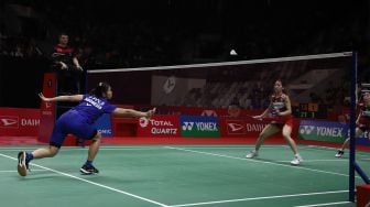 Pebulu tangkis ganda putri Indonesia Apriyani Rahayu dan Greysia Polii mengembalikan kok ke arah lawannya asal Jepang  Nami Matsuyama dan Chiharu Shida  dalam babak perempat final Daihatsu Indonesia Masters 2020 di Istora Senayan, Jakarta, Jumat (17/1).  [Suara.com/Angga Budhiyanto]