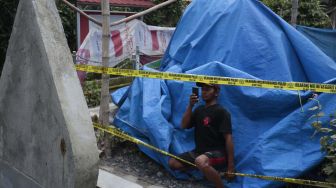 Warga memotret batu prasasti di sanggar cabang Keraton Agung Sejagad, Desa Brajan, Prambanan, Klaten, Jawa Tengah, Jumat (17/1). [ANTARA FOTO/Hendra Nurdiyansyah]