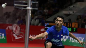 Pebulu tangkis tunggal putra Indonesia, Jonatan Christie, mengembalikan kok ke arah lawannya asal Denmak, Anders Antonsen, dalam laga babak perempat final Daihatsu Indonesia Masters 2020 di Istora Senayan, Jakarta, Jumat (17/1/2020). Jojo akhirnya harus kalah dengan skor 14-21, 21-10 dan 12-21. [Suara.com / Angga Budhiyanto]