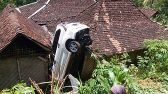 Terjun Bebas, Mobil Berpenumpang 3 Orang di Gunungkidul Timpa Rumah Warga