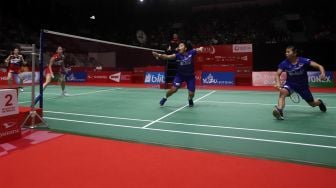 Pebulu tangkis ganda putri Indonesia Apriyani Rahayu dan Greysia Polii mengembalikan kok ke arah lawannya asal Jepang  Nami Matsuyama dan Chiharu Shida  dalam babak perempat final Daihatsu Indonesia Masters 2020 di Istora Senayan, Jakarta, Jumat (17/1).  [Suara.com/Angga Budhiyanto]