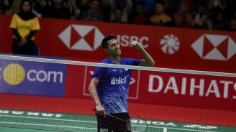 Pebulu tangkis tunggal Putra Indonesia Jonatan Christie melakukan selebrasi usai mengalahkan Tunggal Putra Taiwan Wang Tzu Wei dalam babak kedua Daihatsu Indonesia Master 2020 di Istora Senayan, Jakarta, Kamis (16/1). [Suara.com/Angga Budhiyanto]  