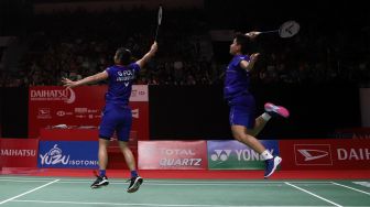 Pebulu tangkis ganda putri Indonesia Apriyani Rahayu dan Greysia Polii mengembalikan kok ke arah lawannya asal Jepang  Nami Matsuyama dan Chiharu Shida  dalam babak perempat final Daihatsu Indonesia Masters 2020 di Istora Senayan, Jakarta, Jumat (17/1).  [Suara.com/Angga Budhiyanto]