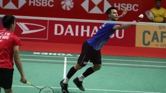 Pebulu tangkis tunggal Putra Indonesia Jonatan Christie mengembalikan shuttle kok ke arah pebulu tangkis tunggal Putra Taiwan Wang Tzu Wei dalam babak kedua Daihatsu Indonesia Master 2020 di Istora Senayan, Jakarta, Kamis (16/1). [Suara.com/Angga Budhiyanto] 
