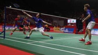 Pebulu tangkis ganda putra Indonesia Marcus Fernaldi Gideon dan rekannya Kevin Sanjaya Sukamuljo mengembalikan kok ke arah lawannya asal Malaysia Goh Sze Fei dan Nur Izzuddin dalam babak perempat final Daihatsu Indonesia Masters 2020 di Istora Senayan, Jakarta, Jumat (17/1). [Suara.com/Angga Budhiyanto]