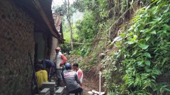 Longsor Jebol Rumah Kromo Dikem,Warga Jenawi Karanganyar Gotong Royong 