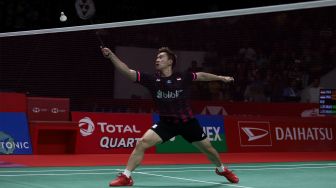 Pebulu tangkis ganda putra Indonesia Marcus Fernaldi Gideon mengembalikan kok ke arah lawannya asal Malaysia Aaron Chia dan Soh Wooi Yik dalam babak semifinal Daihatsu Indonesia Masters 2020 di Istora Senayan, Jakarta, Sabtu (18/1). [Suara.com/Angga Budhiyanto]