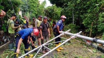 Pohon Tumbang di Menteng, Tiang Rambu Lalu Lintas Roboh